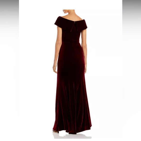 AQUA
Off-the-Shoulder Fluted Velvet Gown in Burgundy size 14 worn once - Picture 2 of 5